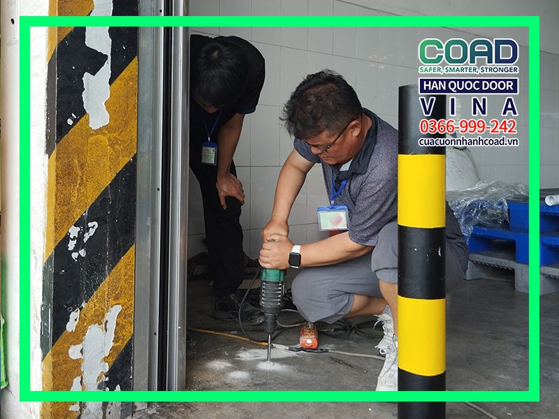 chuyên gia người hàn quốc lắp đặt cửa cuốn nhanh coad