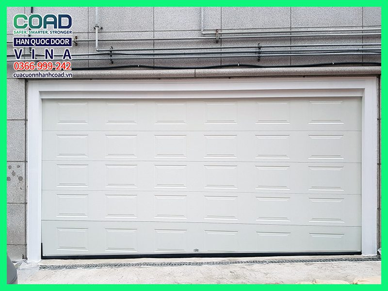 Cửa garage ô tô trượt trần màu trắng