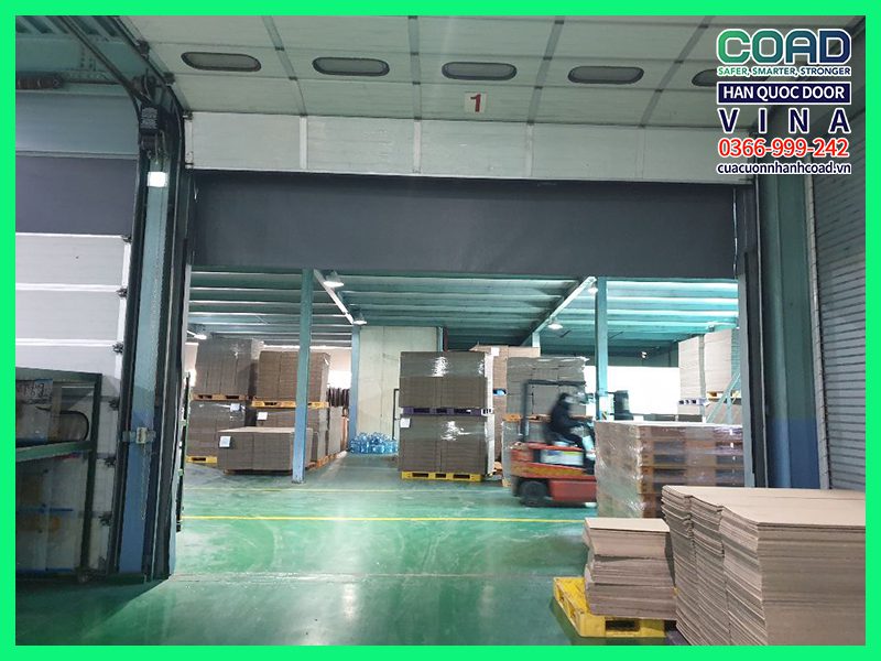 Cửa trượt trần tại kho thành phẩm có nhiều xe nâng