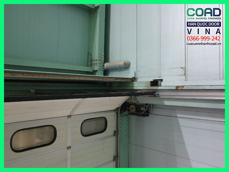 Tháo dỡ cửa trượt trần