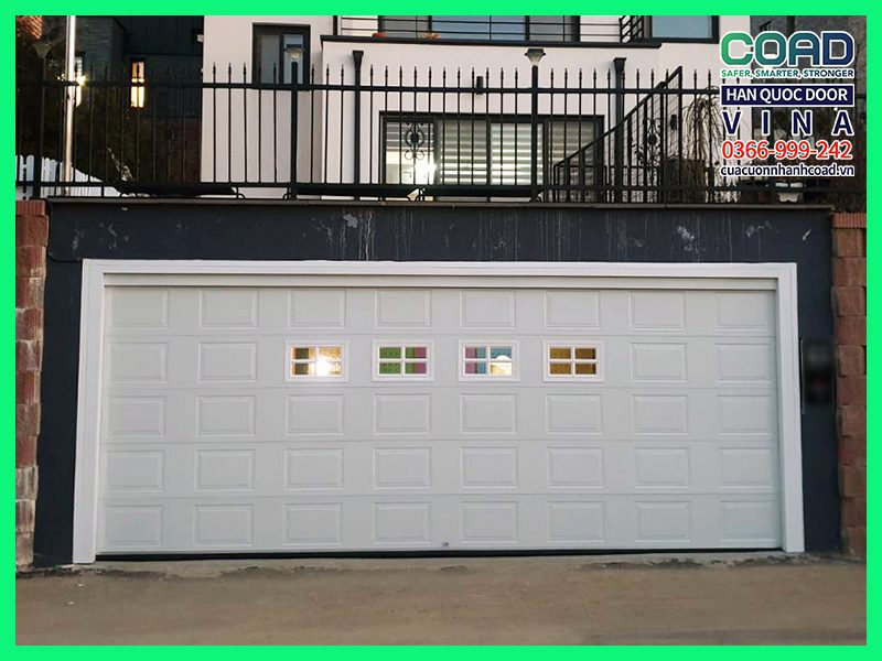 Cửa garage có ô lấy sáng màu trắng