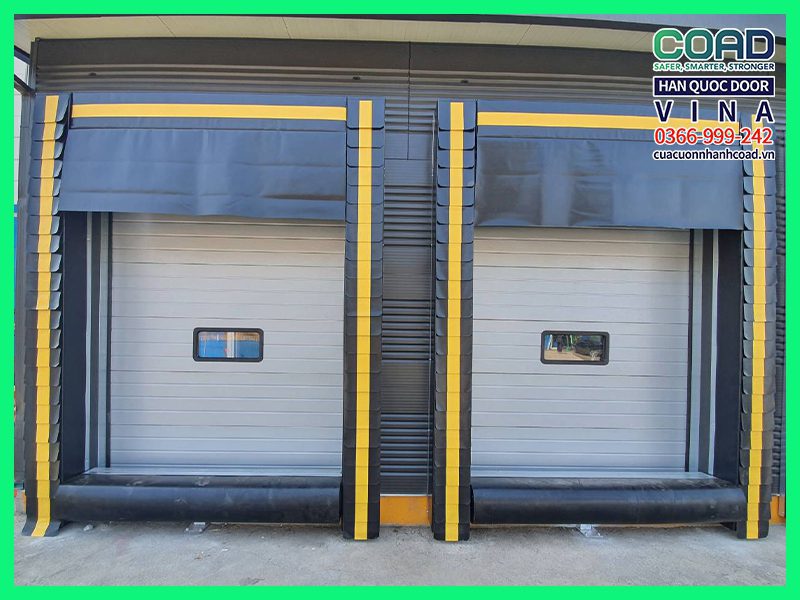 Cửa trượt trần kết hợp đệm bạt che có ô lấy sáng