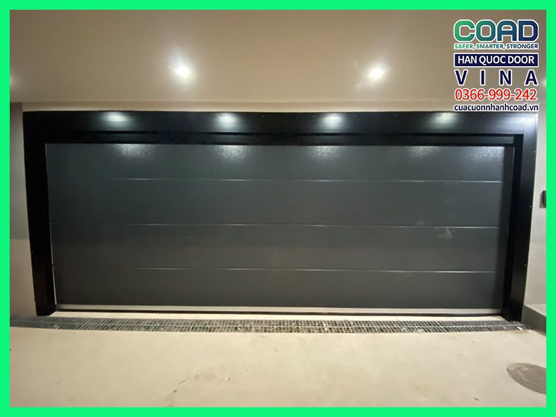 Cửa trượt trần hầm để xe màu xám đen
