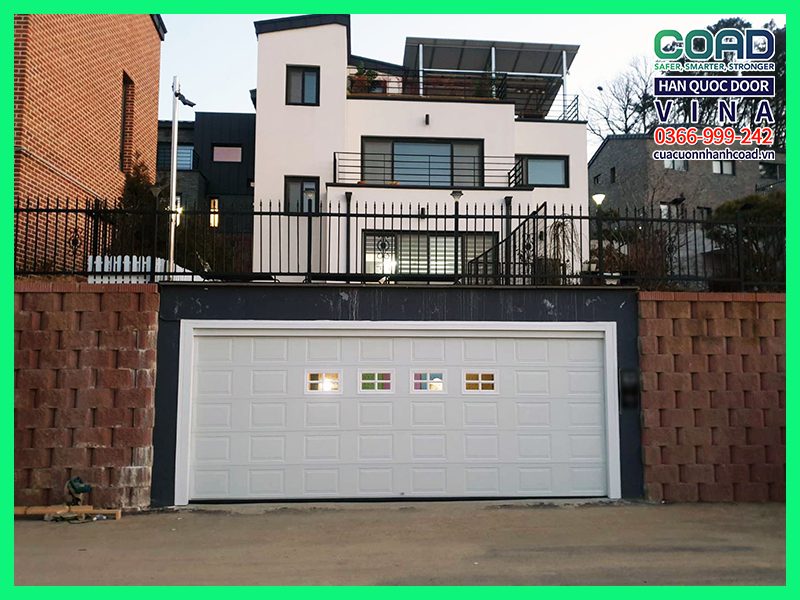 Cửa trượt trần hầm để xe màu trắng