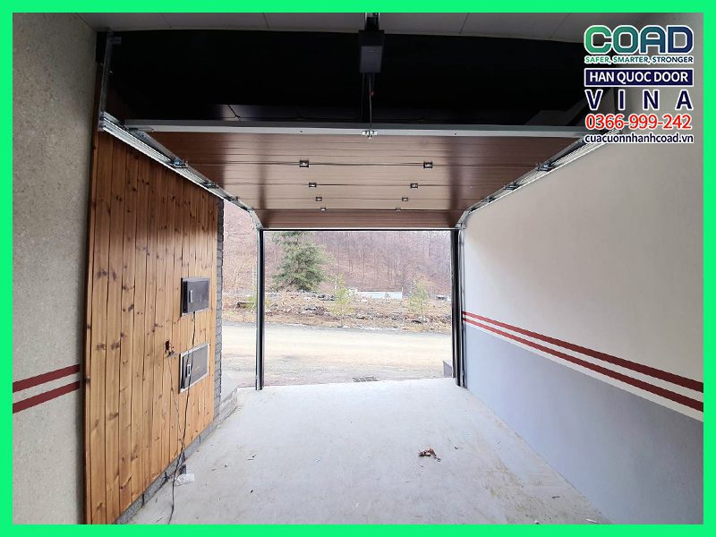 Cửa trượt trần panel giả gỗ - Cửa cuốn trượt trần