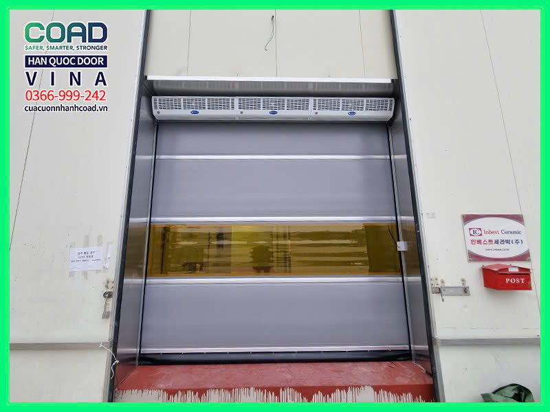Cửa cuốn tốc độ cao tiêu chuẩn tích hợp quạt chắn gió giúp cải thiện quản lý kho hàng - COAD VINA