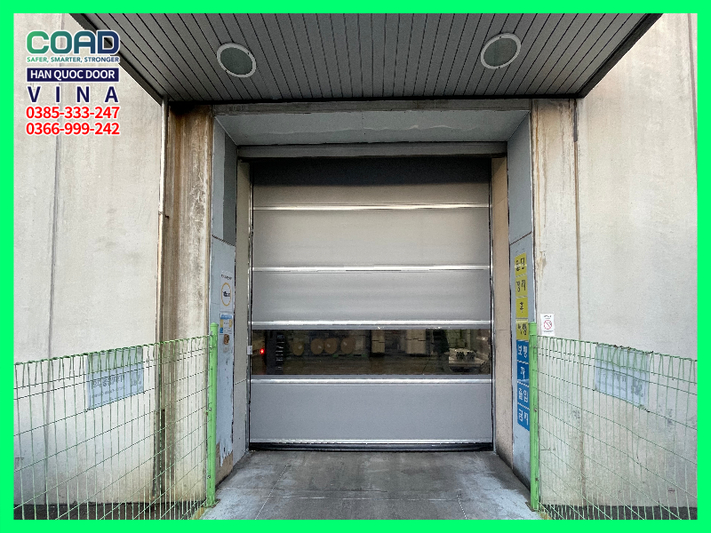 Cửa cuốn nhanh công nghiệp vận hành tại khu vực logistics của nhà máy sản xuất phụ tùng ô tô.