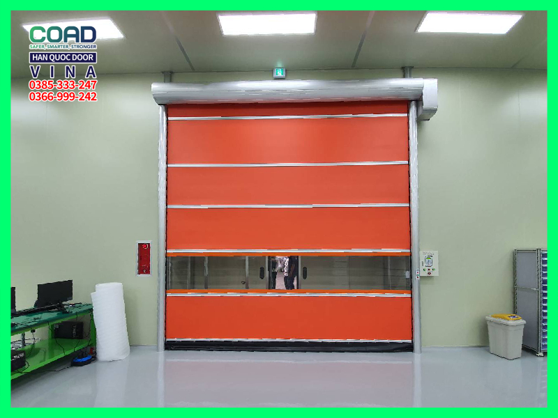 Nhân viên nhà máy được hướng dẫn quy trình vận hành cửa cuốn nhanh tại KCN Tân Phú Trung, TP.HCM.