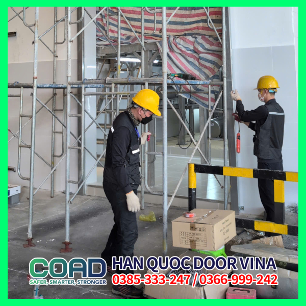 hình ảnh thi công bảo trì cửa cuốn